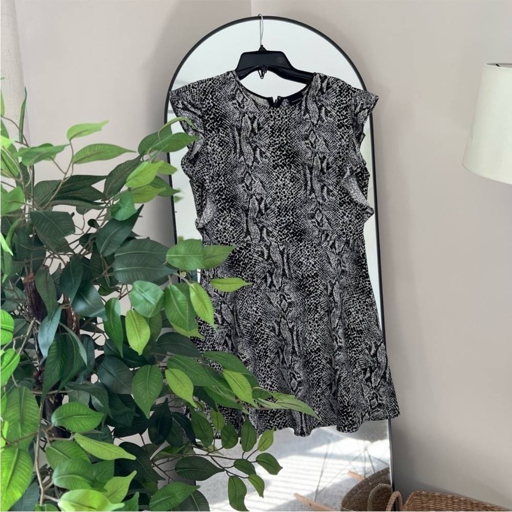 WHO WHAT WEAR Snakeskin Black and White
Ruffle Short Sleeve Dress size L